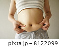 お腹をつまむ女性 8122099