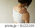 肩を触る女性 8122100