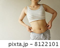 お腹をつまむ女性 8122101