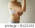 二の腕をつまむ女性 8122102