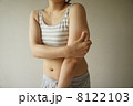 二の腕をつまむ女性 8122103