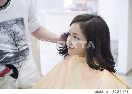 美容院で施術中の若い女性　 8122478