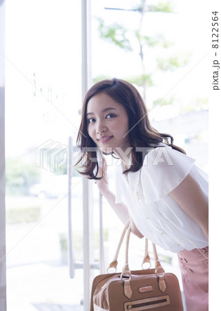 お店に来店する若い女性　　 8122564