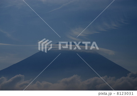 巻き付くうす雲 8123031