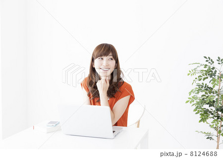 オレンジのワンピースの女性 オレンジのワンピースの女性 8124688