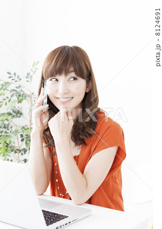 オレンジのワンピースの女性 オレンジのワンピースの女性 8124691