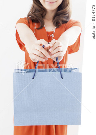 オレンジのワンピースの女性 8124778