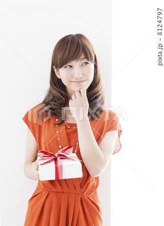 オレンジのワンピースの女性 8124797