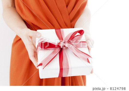 オレンジのワンピースの女性 オレンジのワンピースの女性 8124798