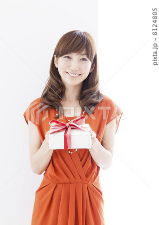 オレンジのワンピースの女性 オレンジのワンピースの女性 8124805