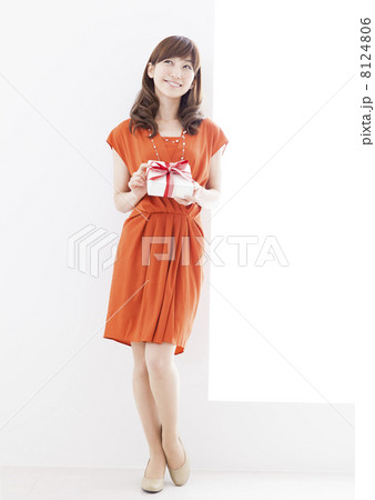 オレンジのワンピースの女性 8124806