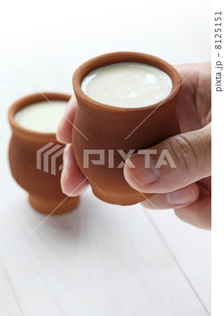 ラッシーを飲む 8125151