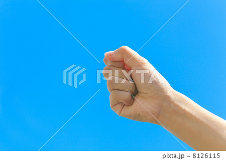握り拳と青空 8126115