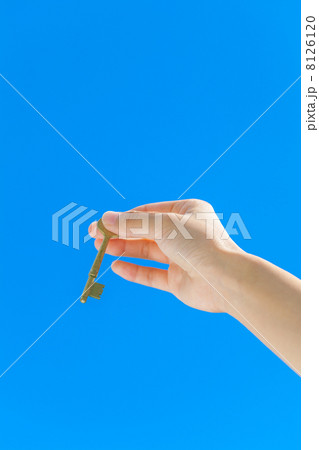 レトロなカギを持つ手 8126120