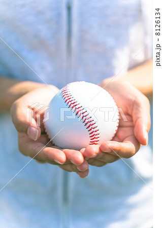 野球ボールを両手で持つ 8126134