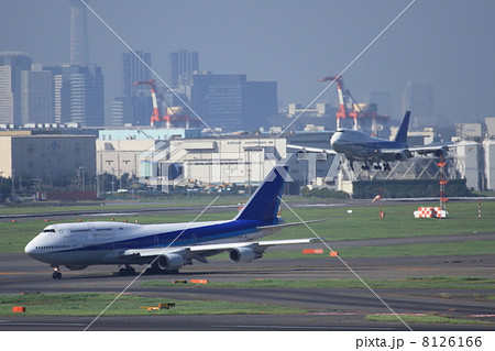 着陸するジャンボ機と離陸待ちのジャンボ機 着陸するジャンボ機と離陸待ちのジャンボ機 8126166