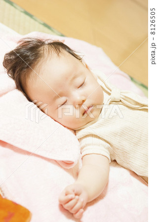 眠る赤ちゃん 眠る赤ちゃん 8126505