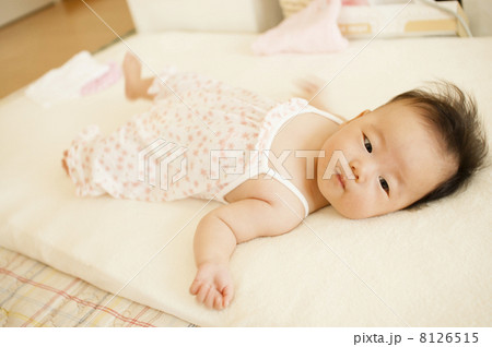 横になる赤ちゃん 横になる赤ちゃん 8126515