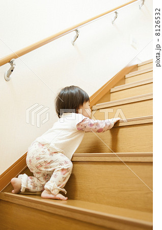 階段を上る赤ちゃんの写真素材