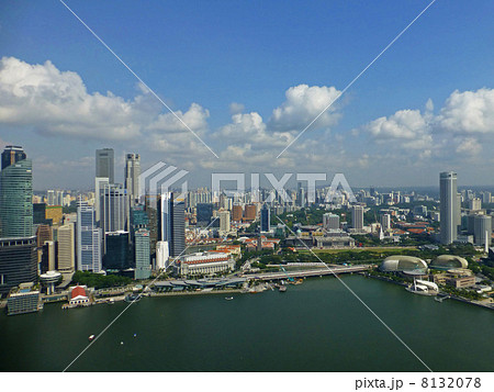 シンガポールのマリーナと町 8132078