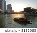 シンガポールのリバーボートと夕日２ 8132083