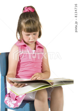 Little girl reading 8134716