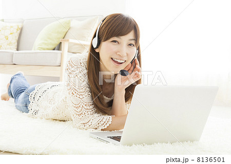 部屋でくつろぐ女性 部屋でくつろぐ女性 8136501