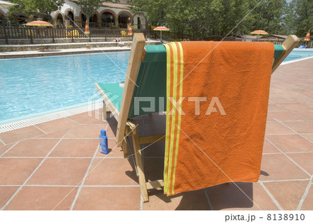 bed by swimmingpool 8138910