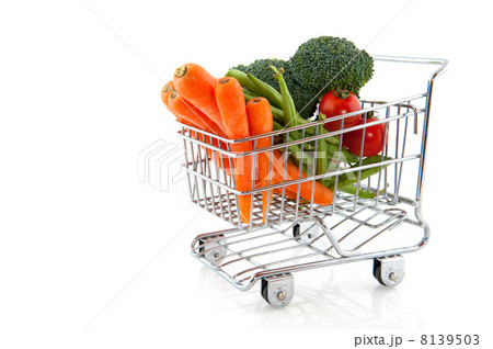 shopping cart with vegetables 8139503