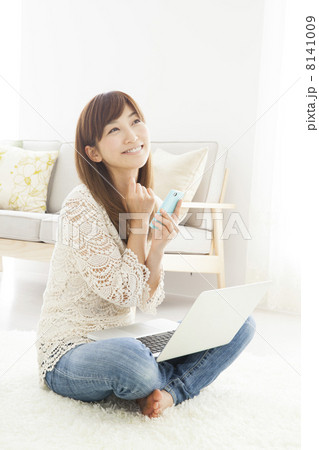 部屋でくつろぐ女性 部屋でくつろぐ女性 8141009