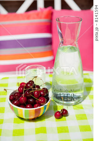 carafe water and cherries 8141594