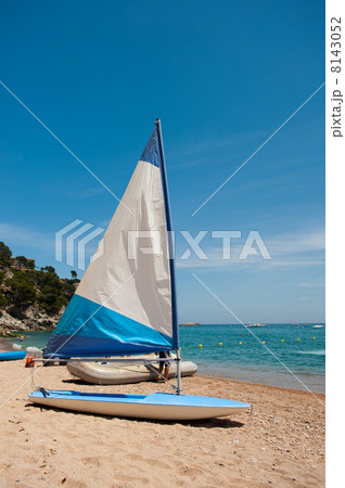 Sail boat at the beach 8143052