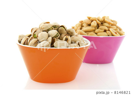 pistachio nuts and peanuts 8146821