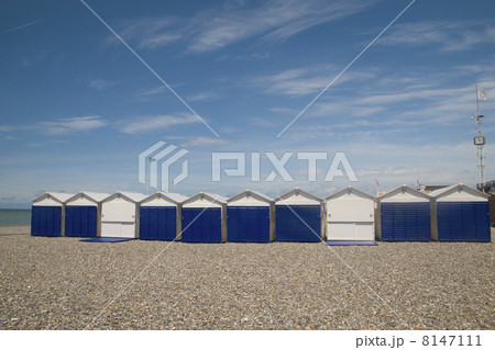 Blue white beach houses 8147111