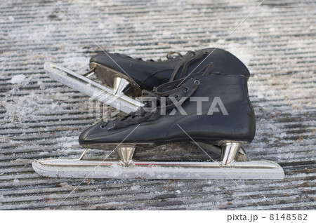 Black skates 8148582