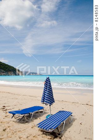 Sunbeds at the beach 8148583