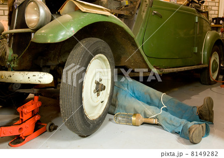 repair of a vintage car 8149282