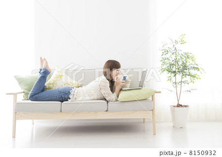 部屋でくつろぐ女性 部屋でくつろぐ女性 8150932