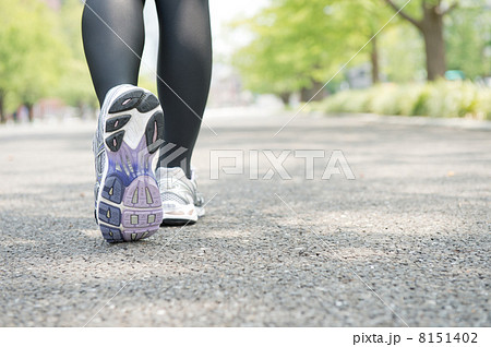 ジョギングをする女性の足元 8151402
