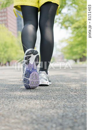 ジョギングをする女性の足元 8151403
