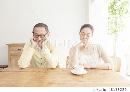 頬杖をつく男女 8153226