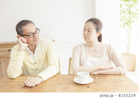 にらみあう男女 8153229