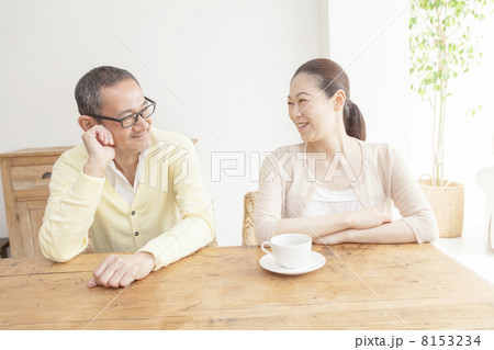 笑顔の男女 笑顔の男女 8153234