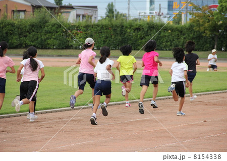 小学生女子ジョギング 8154338