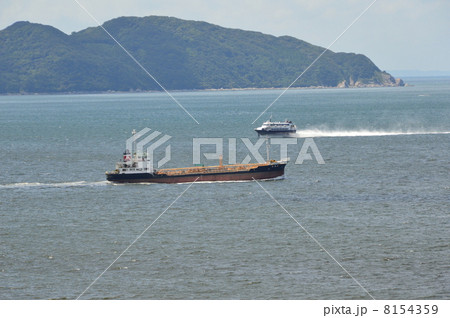 玄界灘を航行する船（福岡県福岡市西区） 8154359