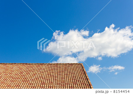 洋風の屋根と空 8154454