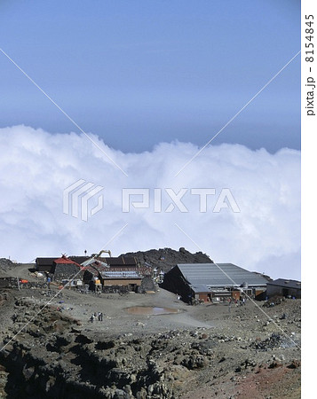 富士山山頂の山小屋 8154845