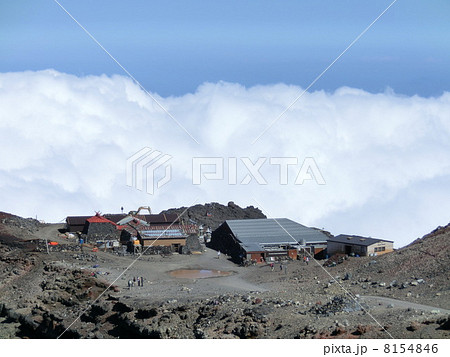 富士山山頂の山小屋 8154846