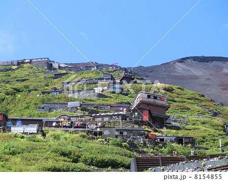 富士山山腹の山小屋 8154855