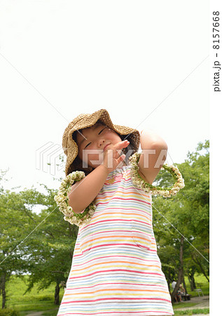 シロツメクサの冠を持つ女の子 8157668